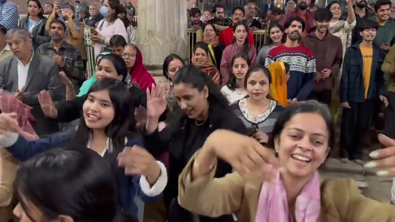 आज कन्हैयो म्हारो हो रहयो लाल, होली खेले मदन गोपाल । होली खेले मदन गोपाल, होली खेले गोविन्द गोपाल 