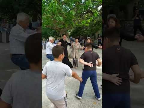 Εύβοια: Μερακλής παπάς χορεύει με βιολιά και γίνεται viral