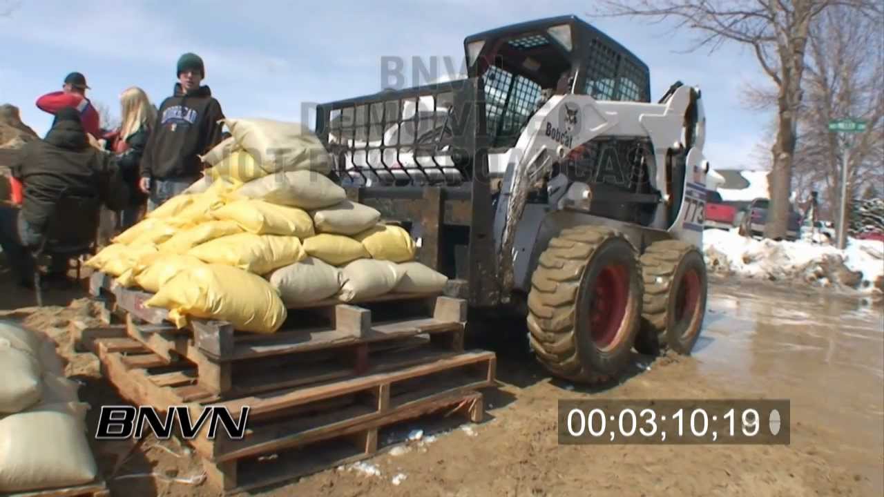 3/28/2009 Moorhead, MN sand bagging stock video footage