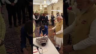 PM Modi Helps Japanese PM Try Indian Music During India Visit | N18G