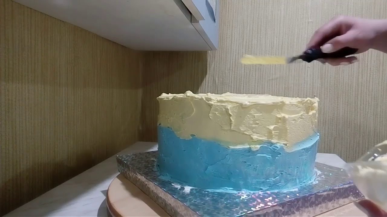 Выравнивание и украшение торта кремом чиз. Торт с неровной поверхностью. Двухцветное выравнивание торта. Выровненный торт цветной. Выравниватель крема на торте.