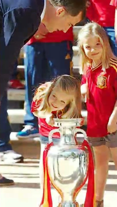ternyata mereka berdua suka nonton bola kaki:)•gemoy banget si Leonor& Sofia⚽🏆# short # leonorsofia