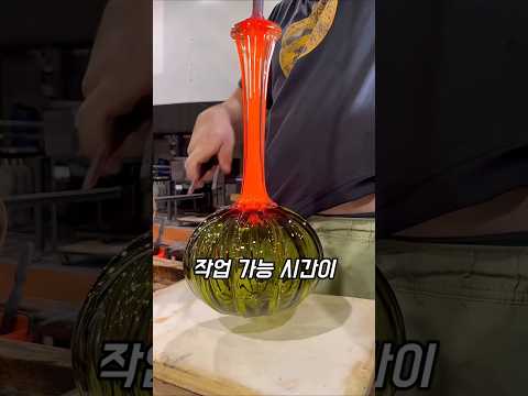 집게 하나로 유리를 빚는 장인 thumbnail