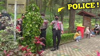 KAGETIN POLISI SAMPAI TERTAWA NGAKAK - BUSHMAN PRANK VERY SCARE AND HILARIOUS