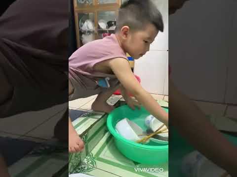 Video Cậu bé 4 tuổi rưỡi giúp mẹ làm việc nhà - youtube