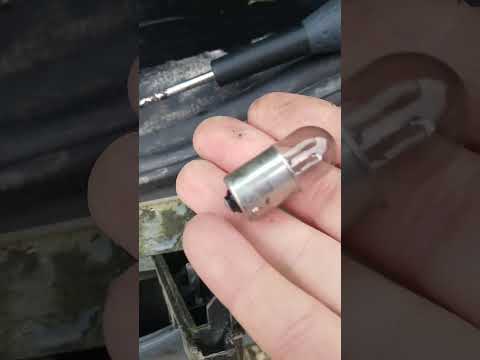 Vidéo : comment changer l'ampoule qui éclaire la plaque d'immatriculation ?