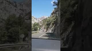 Pasando por el Desfiladero de la Hermida