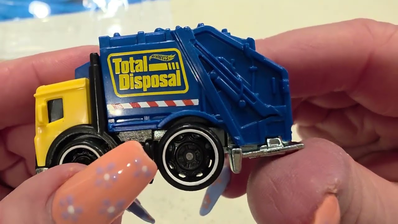 Hot Wheels Super Rigs Trash Basher Garbage Truck Un-Carding