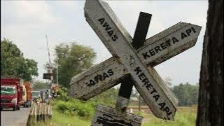 RUSH HOUR ! Railroad Crossing Indonesia at Central Java Main Road | Java Railfanning