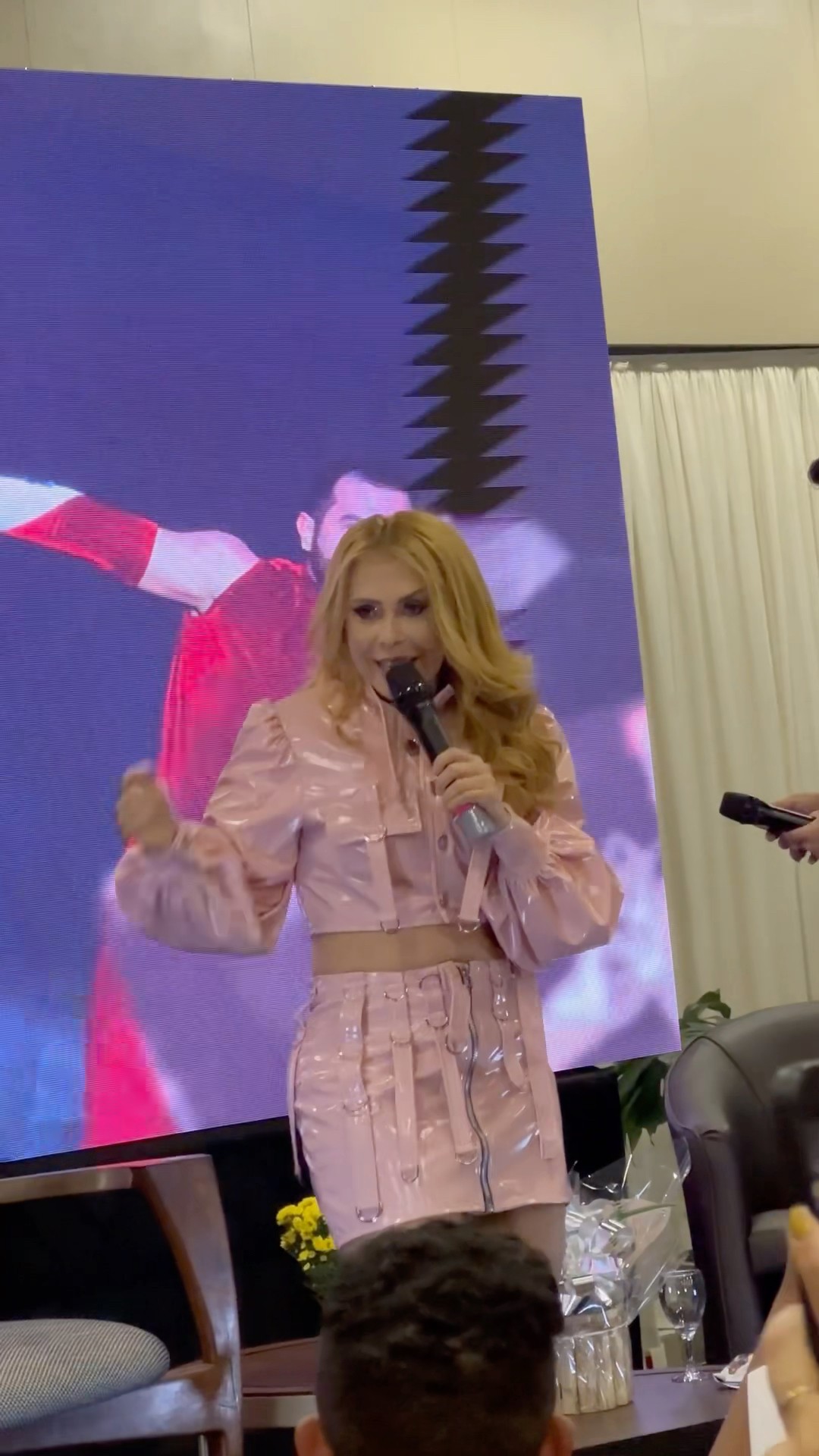 Joelma cantando Amor não te Esqueci  em coletiva com os fãs