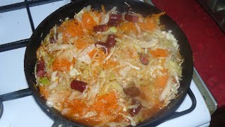 Жареная капуста с копчеными колбасками. Очень вкусная, ароматная и простая в приготовлении.