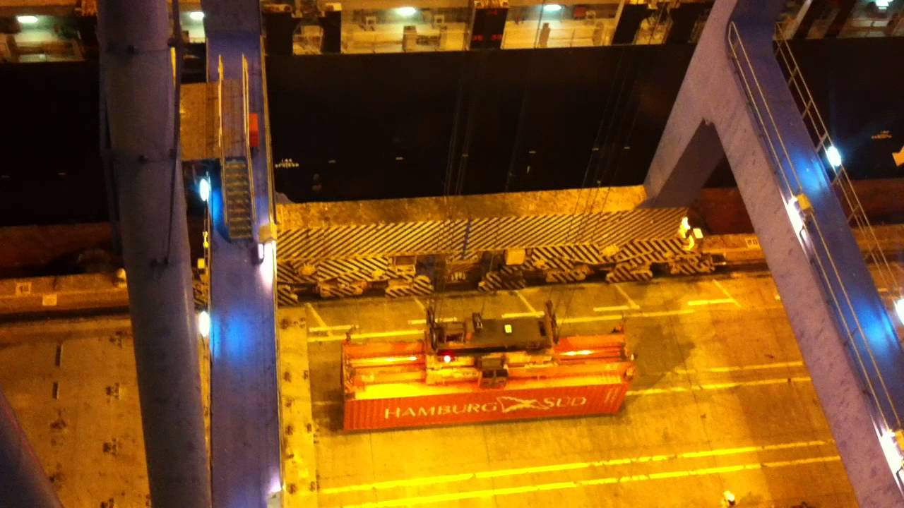 operador grua portico BAMBI poniendole bueno