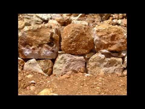 Muro em pedras em talude.  Muro em pedra, Muro, Pedra moledo