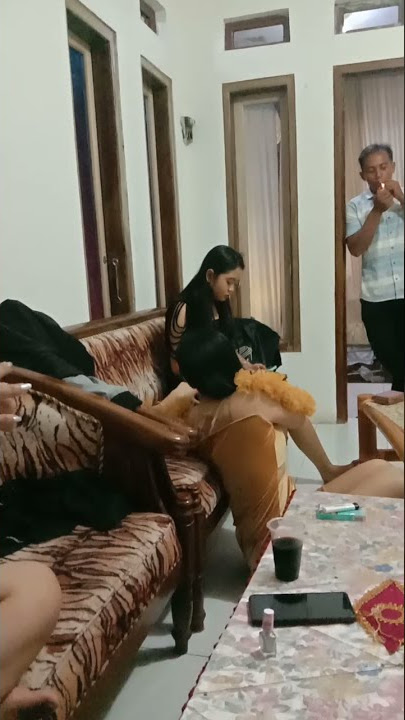 suasana di ruang ganti baju dan Mack up artis BONDOWOSO.jelang  manggung.