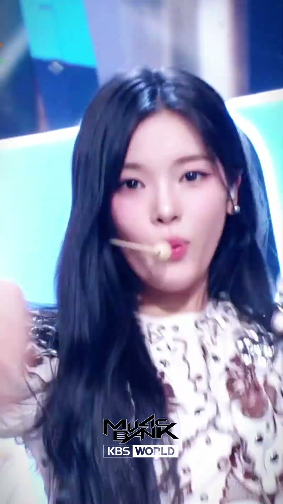 [HOT DEBUT] The Chase - Hearts2Hearts #TheChase #Hearts2Hearts #Shorts #MusicBank | KBS WORLD TV
