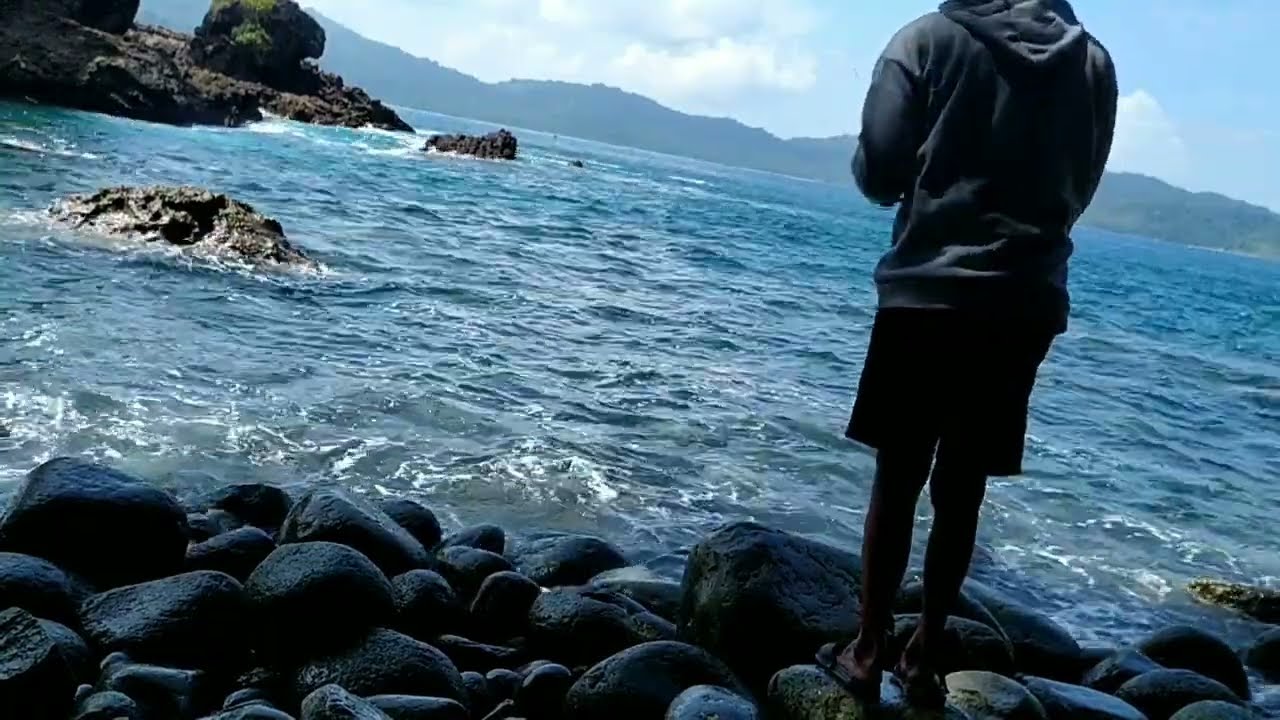 Di balik keindahan pantai teluk ijo banyuwangi yg exotic,ternyata surganya pemancing juga....
