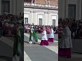 Criança corre ao encontro do papa ao final da Missa do Jubileu dos Catequistas #pope #popeleoxiv