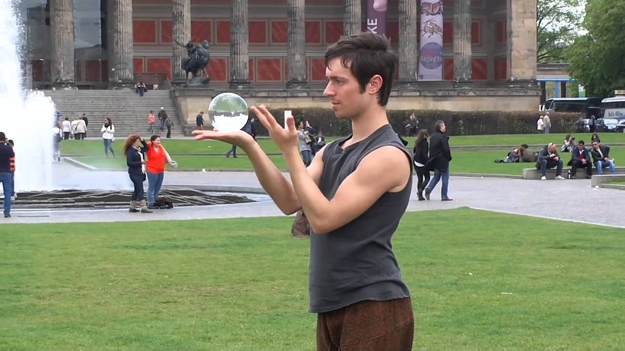 Amazing crystal ball juggler Jongleur Berlin 2014 YouTube