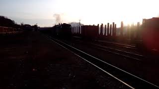 2ТЕ10М-3208 їде по станції / 2TE10M-3208 is passing the station