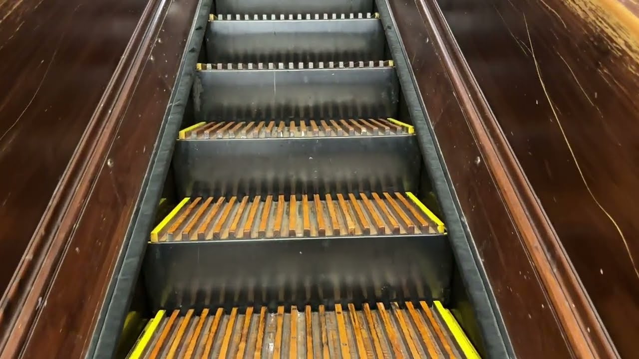 Вторые исторические деревянные эскалаторы Otis в универмаге Macy’s Herald Square в Нью-Йорке, шта...