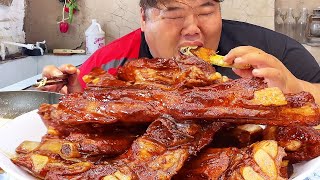 Monkey brother makes Korean cuisine with a whole fan of ribs stewed ribs with apples and wrapped i