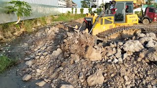 Nicely Performing Successful 100%!! USE Old Shantui Dozer Pushing Soil and Dump trucks 25Ton