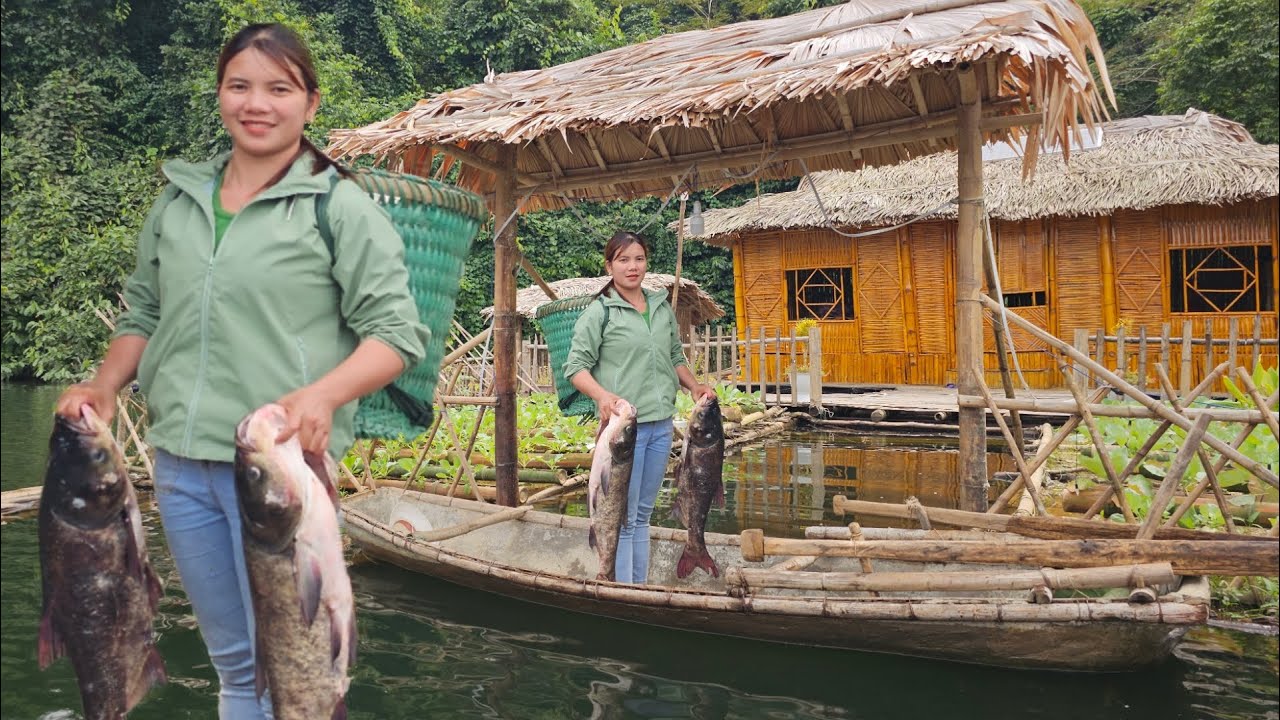 The girl spread a floating net overnight and caught a big fish. New ...
