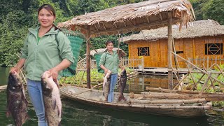 The girl spread a floating net overnight and caught a big fish. New life on the lake.