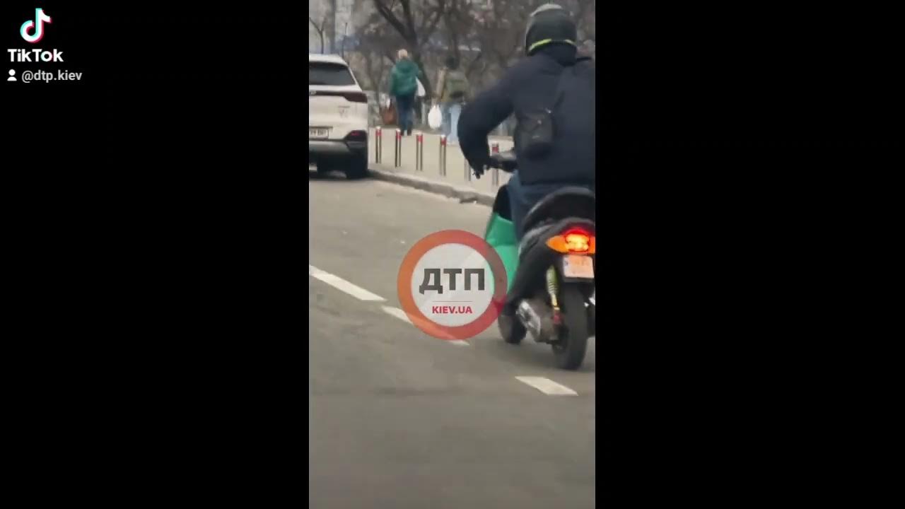 Круті хлопці на спортивних скутерах роблять контент. Київ. Оболонька ...