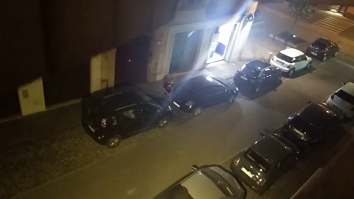Questa potrebbe essere la tua auto! Ubriaco minziona tra le auto parcheggiate in centro storico