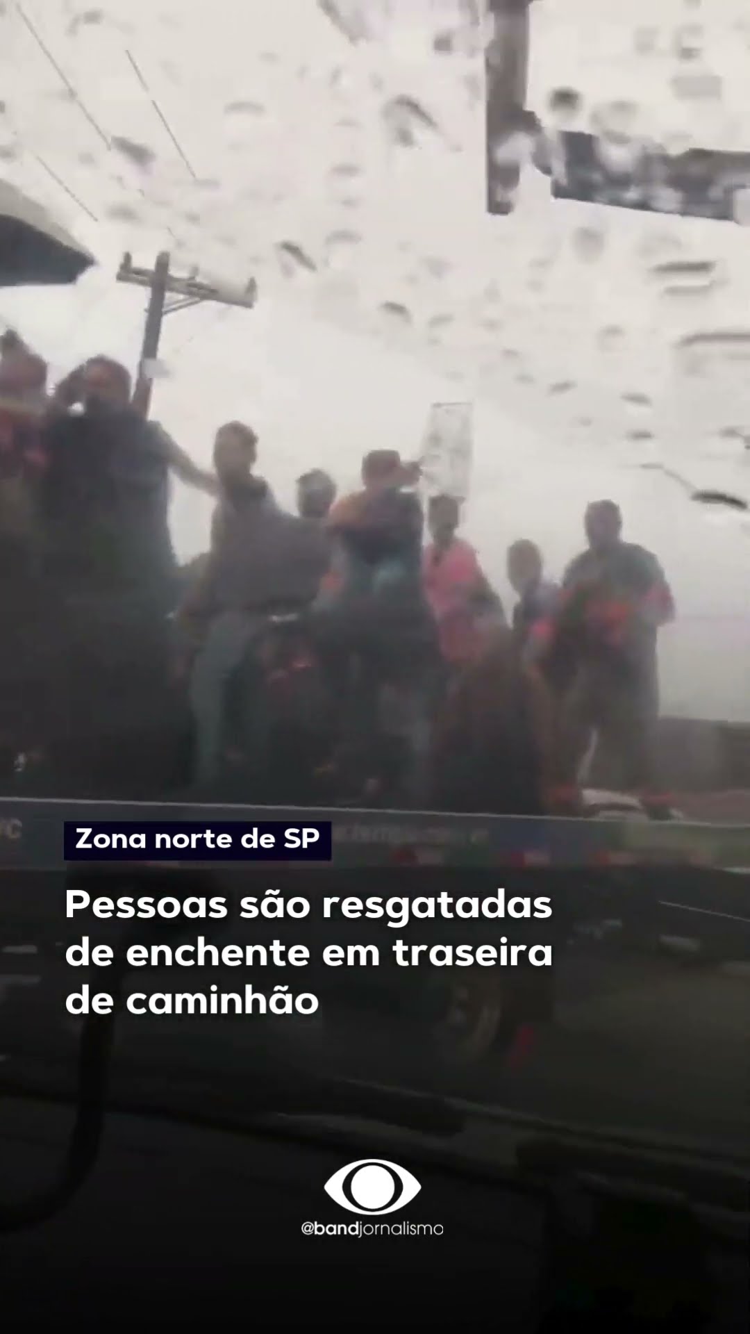 Pessoas são resgatadas de enchente em traseira de caminhão #shorts