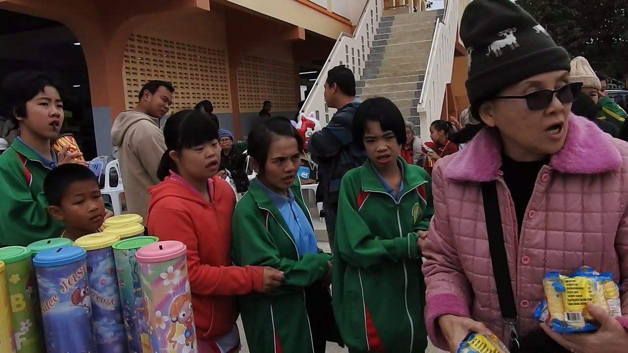 โรงเรียนปัญญานุกูล เชียงราย จัดงานมีดารารำวงย้อนยุคมาให้ขนมเด็ก วันเด็กแห่งชาติ 13 มกราคม 2561