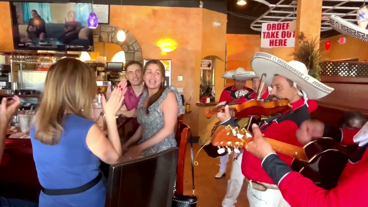 Mariachi Los Mensajeros Del Sur De Humberto Guzman - El Dia Del Padre en Anita's Restaurant Va.