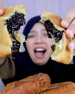 Mukbang Odading mang kojek zahrah ateerah #shorts
