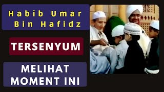 Habib Umar Bin Hafidz Tersenyum Melihat Habib Ali Al Haddar Bersama Cucu Beliau