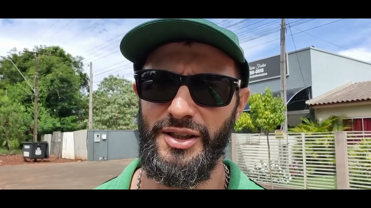 Manutenção no gramado esmeralda,  e poda de condução nos podocarpus do jardim