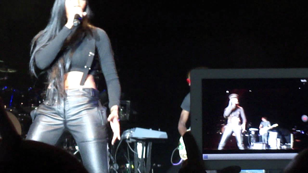 Brandy Live Medley - Sitting Up In My Room, Best Friend, Baby, I Wanna Be Down - NYC