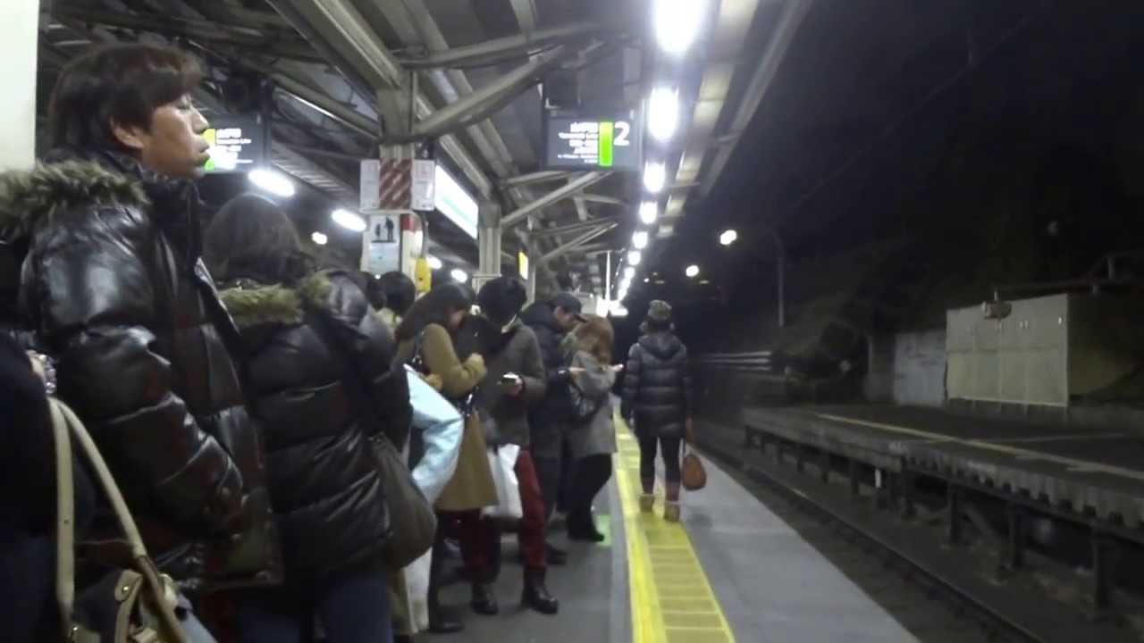 ｊｒ東日本 山手線 原宿駅 混雑した夜のホームで電車を待つ Harajuku Station Youtube