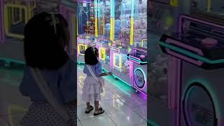 Humaira mau main mesin capit #vlog #holiday #ramayana #mesincapit
