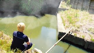 水温４０℃越え！？「温泉の流れる水路」で巨大熱帯魚が釣れた。