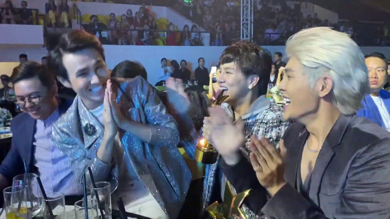 Huỳnh Lập, Hoàng Yến được Thành Lộc, Trịnh Tú Trung, Duy Khánh, Võ Đăng Khoa chúc mừng nhận giải