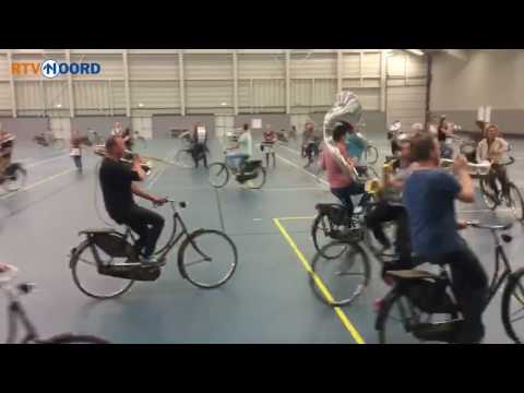 Dutch Showband plays music while driving a bicycle! - RTV Noord