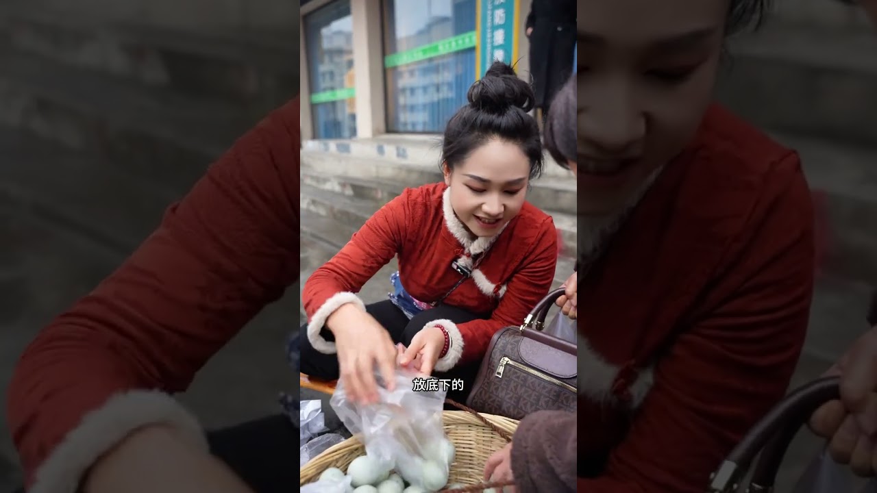 年关将至，寒风里裹着一份坚韧的暖意。她是离异的苗家女子，独自扛起生活的重担，却从未向命运低头。清晨，她精心挑选自家腌制的松花皮蛋，每一颗都浸透着苗家祖传的匠心——蛋壳上天然的松花纹路，是时光与山野的馈