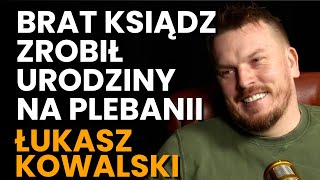Łukasz Kowalski: imprezy na plebanii, brat ksiądz, wada słuchu i standup Abelarda Gizy we wsi Cisie