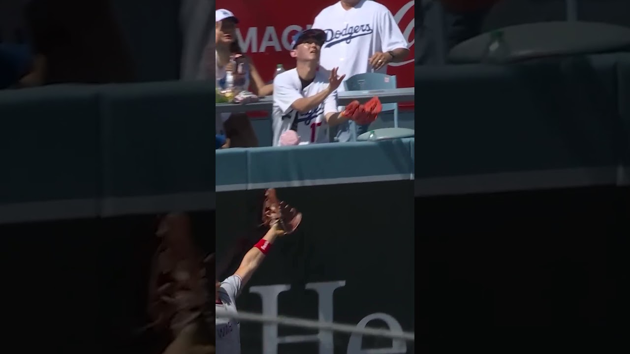 He couldn’t believe his dad dropped Shohei’s home run ball 😭 #mlb #baseball #shoheiohtani