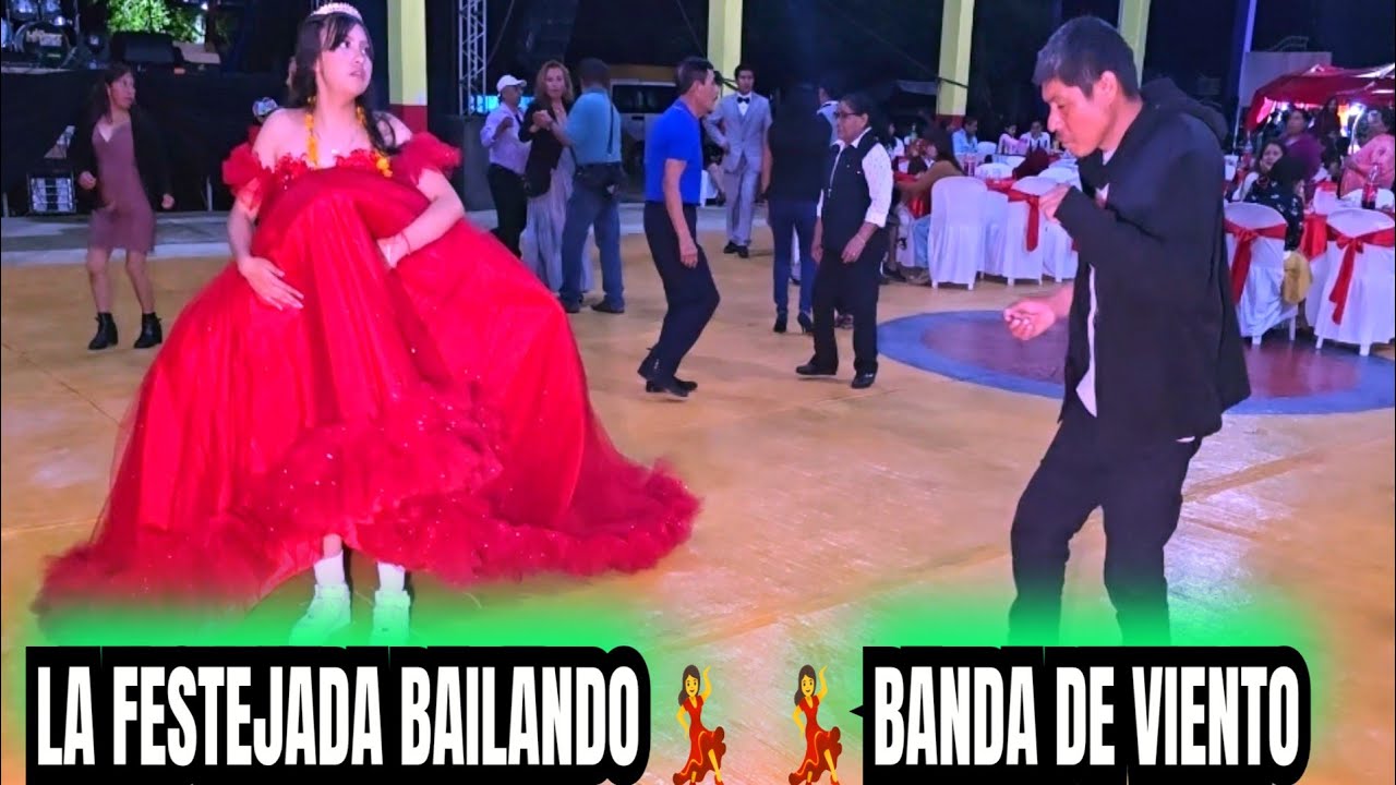 Торжествующий танцует под аккомпанемент духового оркестра «Чьятено».