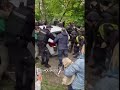 Люди окружили полицию