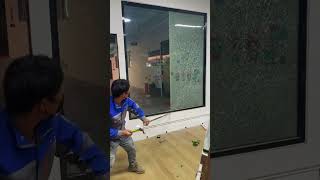 The process of removing tempered glass- Good tools and machinery make work easy The process of removing tempered glass- Good tools and machinery make work easy