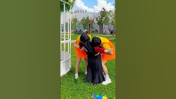 The dwarf did not expect this...😮🤭🦑 #squidgame #pranks #twins