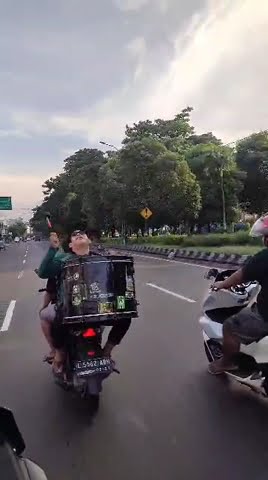 Bonek Rock N Roll X Persebaya Sampek Kiamat Berbagi Takjil Di Bulan Ramadhan